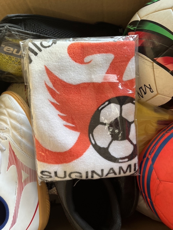 富士見丘少年蹴球団様より沢山のサッカー用品を寄付して頂きました。 