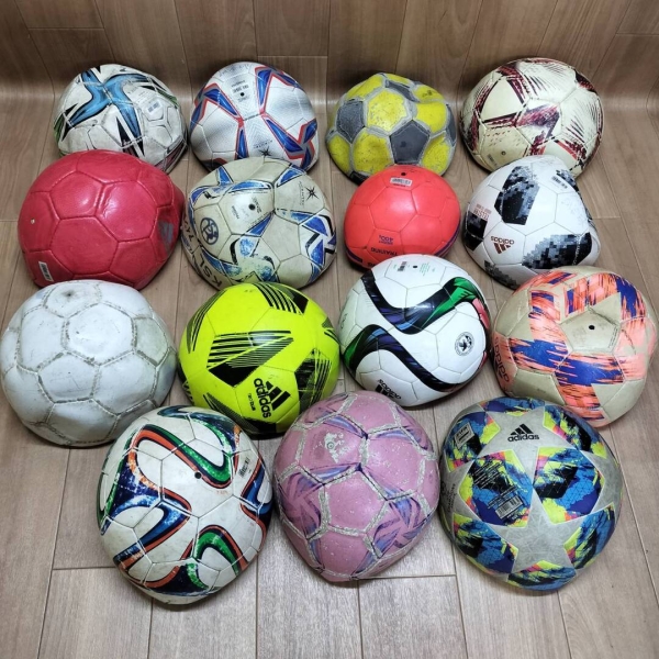 富士見丘少年蹴球団様より沢山のサッカー用品を寄付して頂きました。 