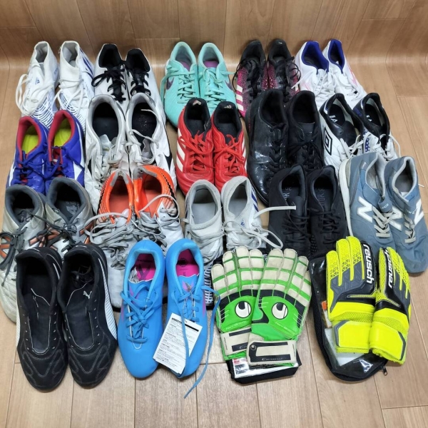 富士見丘少年蹴球団様より沢山のサッカー用品を寄付して頂きました。 