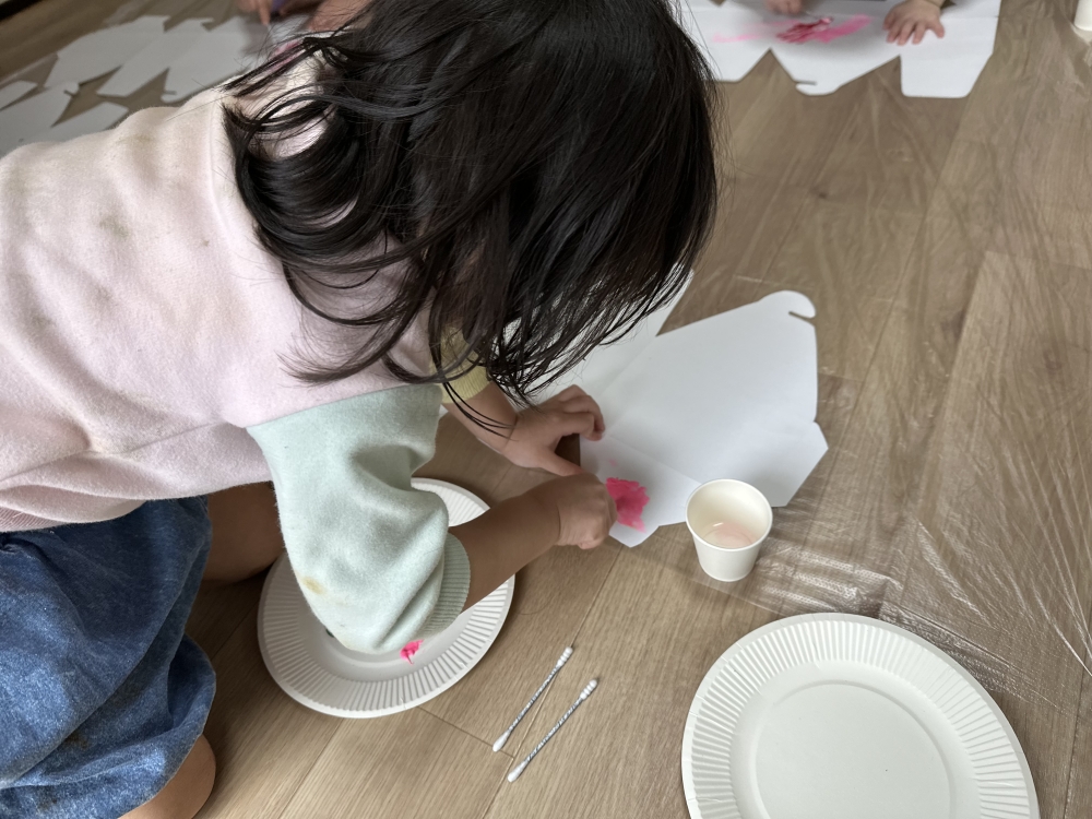 北海道の児童発達支援事業所「のんの・ぴらさ」さんでのお絵描きの様子