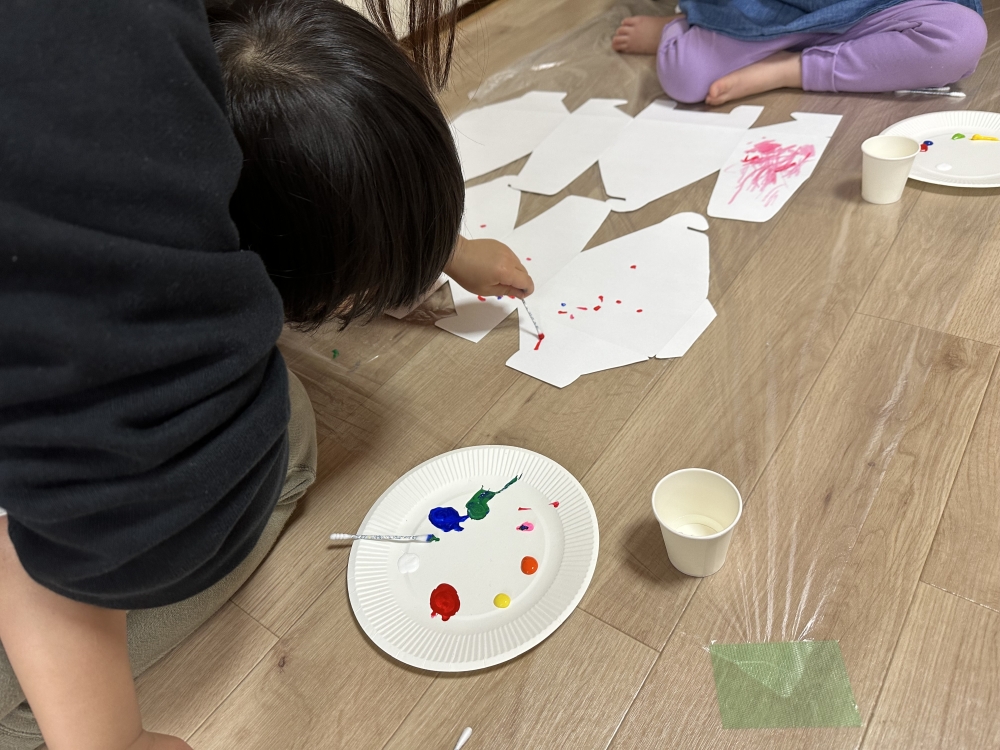 北海道の児童発達支援事業所「のんの・ぴらさ」さんでのお絵描きの様子 綿棒と水彩絵の具で絵を描いていきます