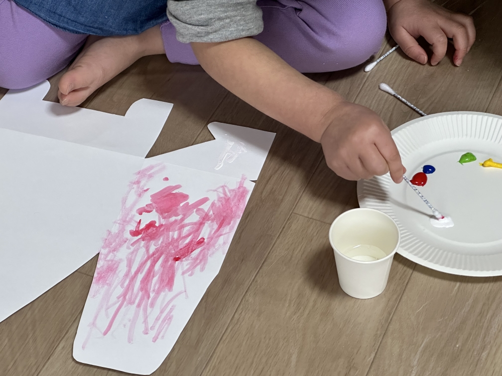 北海道の児童発達支援事業所「のんの・ぴらさ」さん みんな思い思いの色で描いていきます