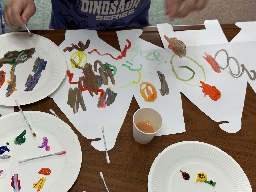 北海道の児童発達支援事業所 「のんの・ぴらさ」さん 画用紙は組み立てるとBOXになるものを利用しています