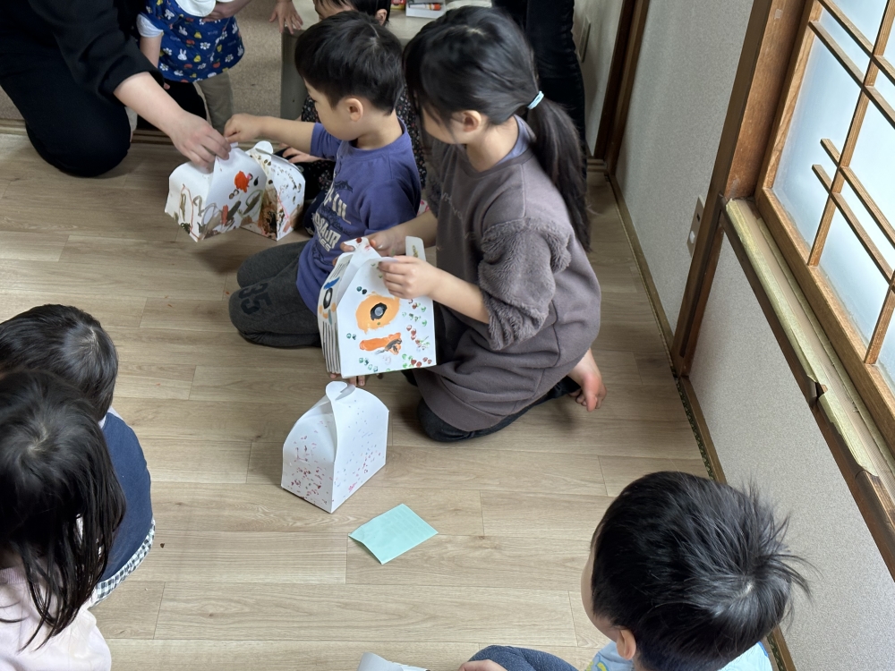 北海道の児童発達支援事業所　「のんの・ぴらさ」さん 絵を描き終わったらギフトBOXを組み立てます