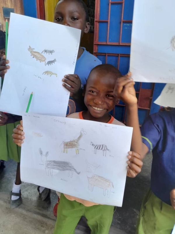 ザンビア孤児院でのお絵描き大会その２ 写真 2