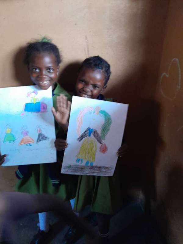 ザンビア孤児院でのお絵描き大会その２ 写真 3