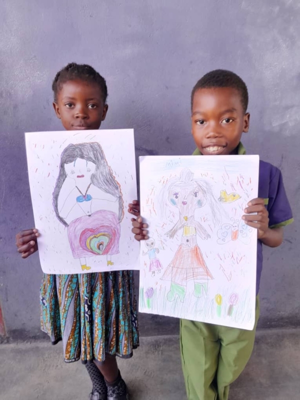 ザンビア孤児院でのお絵描き大会その２ 写真 5