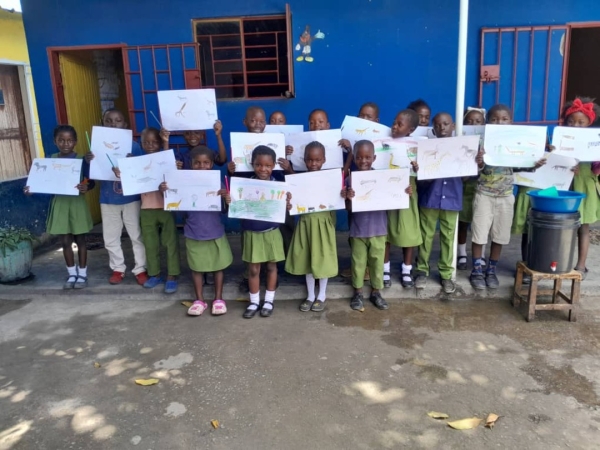 ザンビア孤児院でのお絵描き大会その２ 写真 8