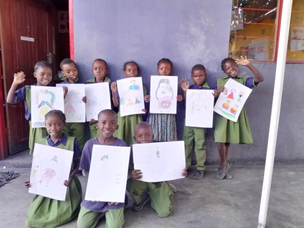 ザンビア孤児院でのお絵描き大会その１ 写真 1
