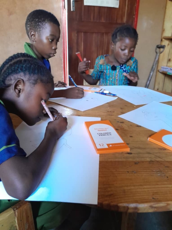 ザンビア孤児院でのお絵描き大会その１ 写真 2