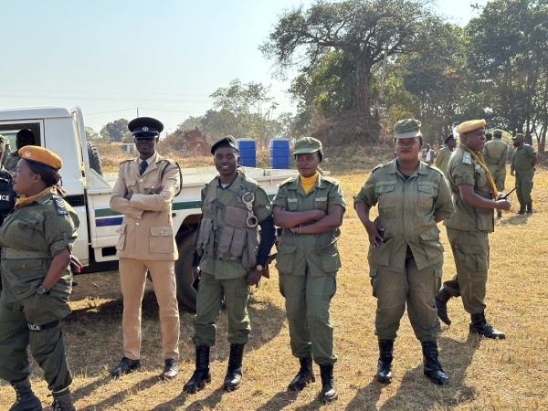 世界難民の日の警備を行う軍隊の兵士たちと警察官