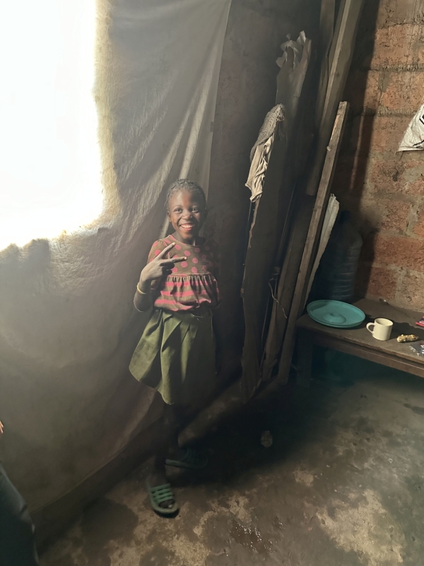 スラムの学校に通うマイワシちゃん。お父さんと一緒に物乞いにいくため、学校に来れない日が続きます