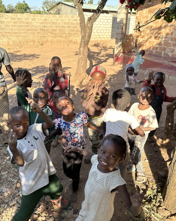 スラムの子供たち。みんな1日2ドル前後のぎりぎりの生活ですが、いつも明るいです