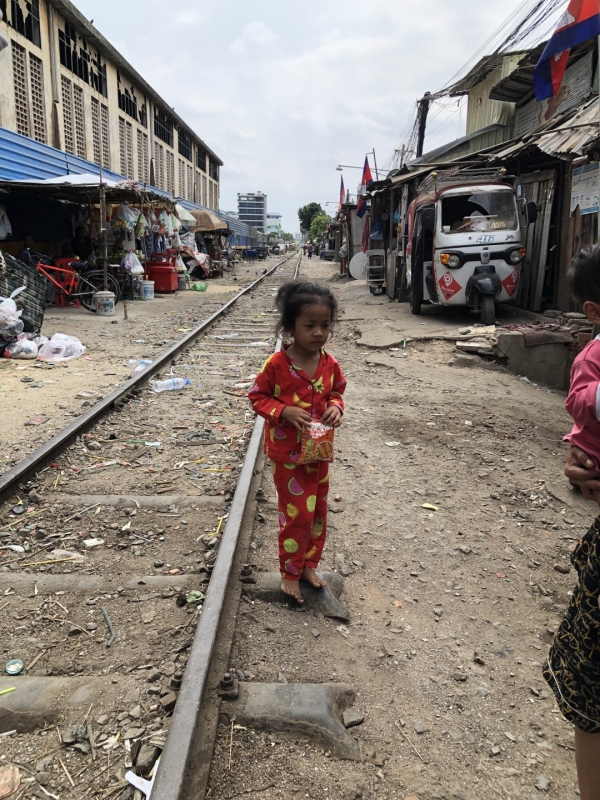 カンボジア　プノンペンのスラム街 家賃の安い線路に沿って人々が住んでいます。