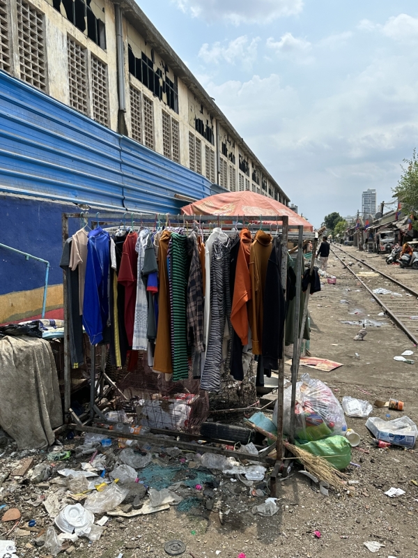 カンボジア　プノンペンのスラム街 洗濯物を干しています