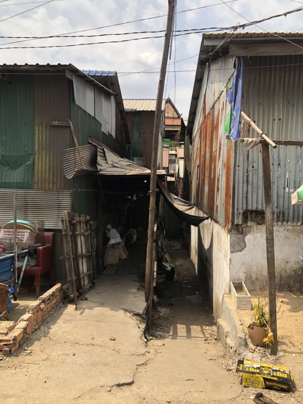 カンボジア　プノンペンのスラム街 家はトタン造りです