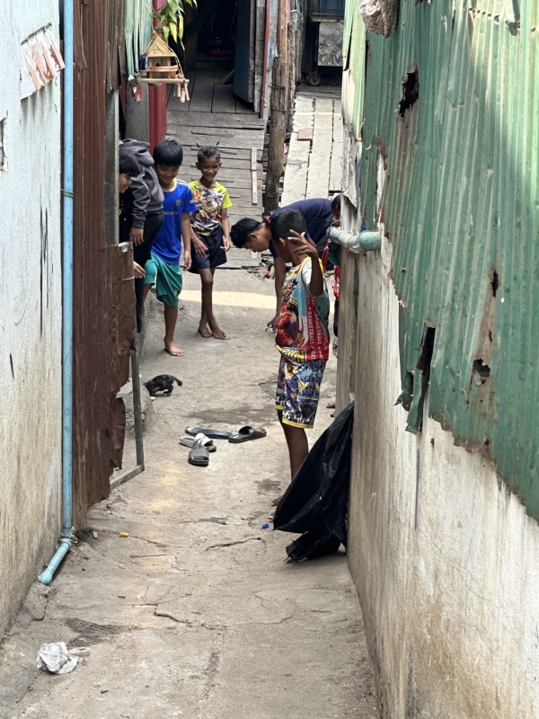 カンボジア　プノンペンのスラム街 路地では子供達が遊んでいました
