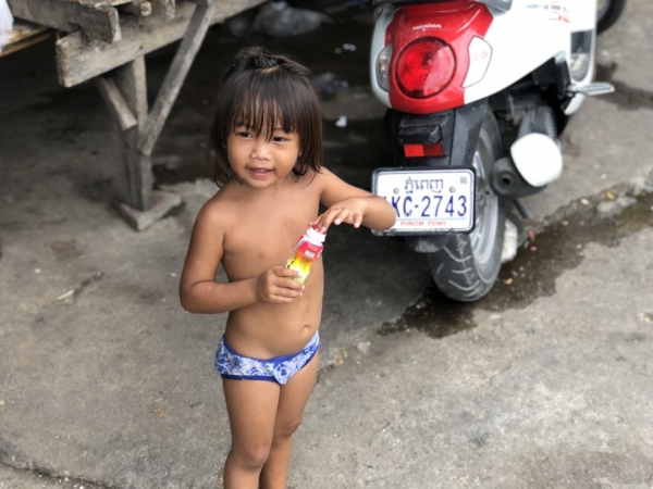 カンボジア　プノンペンのスラム街 裸の子、裸足の子が多くいました