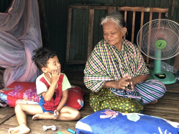 カンボジア　プノンペンのスラム街 おばあちゃんとくつろいでいます