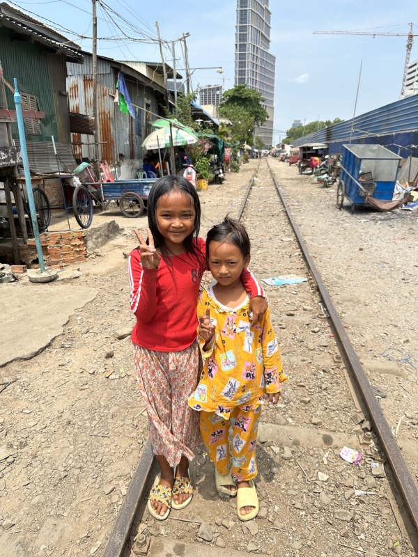 カンボジア　プノンペンのスラム街 寝巻を外着として着ている子が多くいました