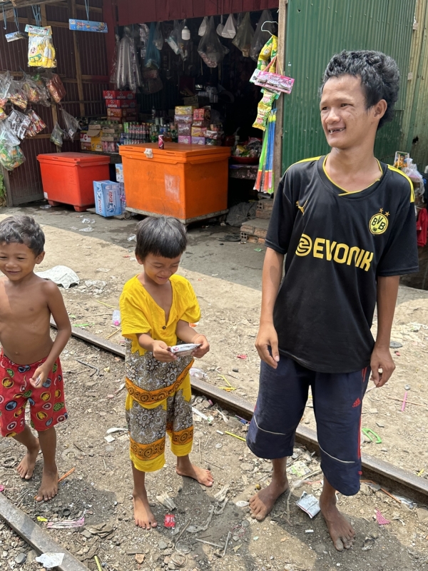 カンボジア　プノンペンのスラム街 ごみやガラス・金属も落ちているので、裸足は危険です