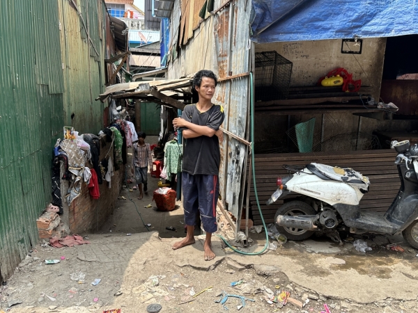 カンボジア　プノンペンのスラム街 ぼろぼろのバイクですが、現役で使っています