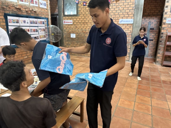 カンボジア　その３　プノンペン広島ハウス その１　古着の寄付 