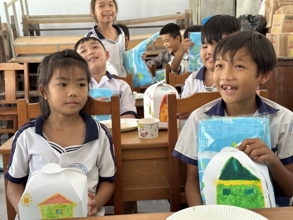 ベトナム報告４　メコンデルタの小学校でタオルを寄付しました 写真 3