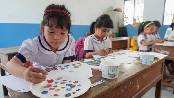 ベトナム報告３　メコンデルタの小学校でお絵描きセッション 