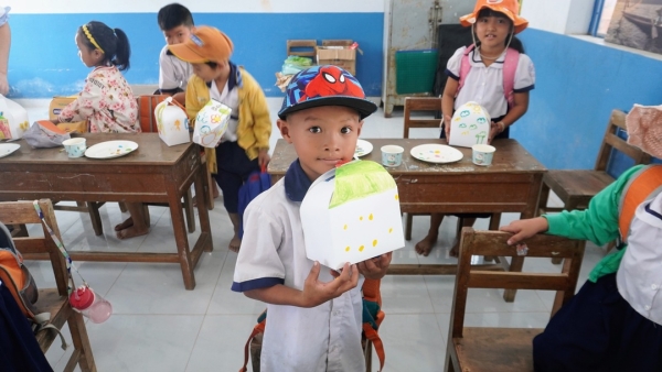 ベトナム報告３　メコンデルタの小学校でお絵描きセッション 