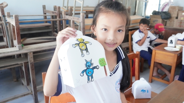 ベトナム報告３　メコンデルタの小学校でお絵描きセッション 