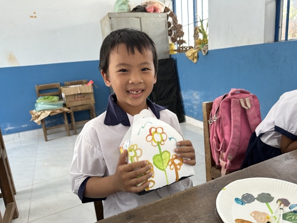 ベトナム報告３　メコンデルタの小学校でお絵描きセッション 