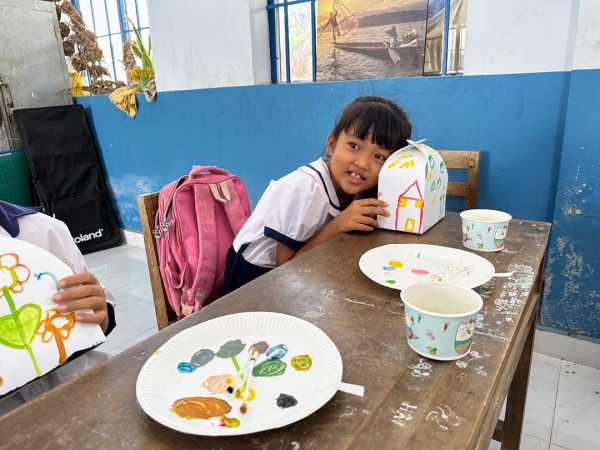 ベトナム報告３　メコンデルタの小学校でお絵描きセッション 