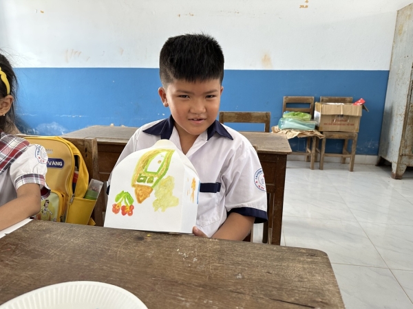 ベトナム報告３　メコンデルタの小学校でお絵描きセッション 