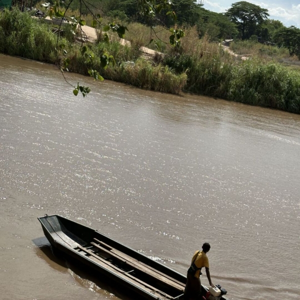 ミャンマーレポート １ IDPキャンプ 国境の川の写真　このボートで、越境します