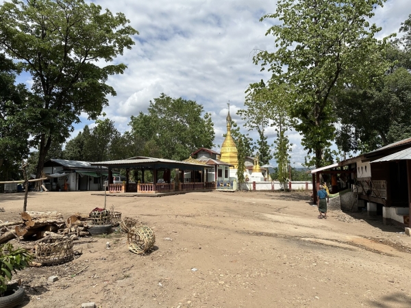 ミャンマーレポート ２ IDPキャンプ 仏教寺院の敷地内にあります