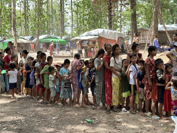 ミャンマーレポート IDPキャンプ支援品に並ぶ人々