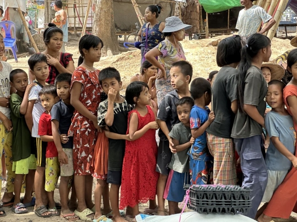 ミャンマーレポート IDPキャンプ食糧支援 ちゃんと列に並んで待っています