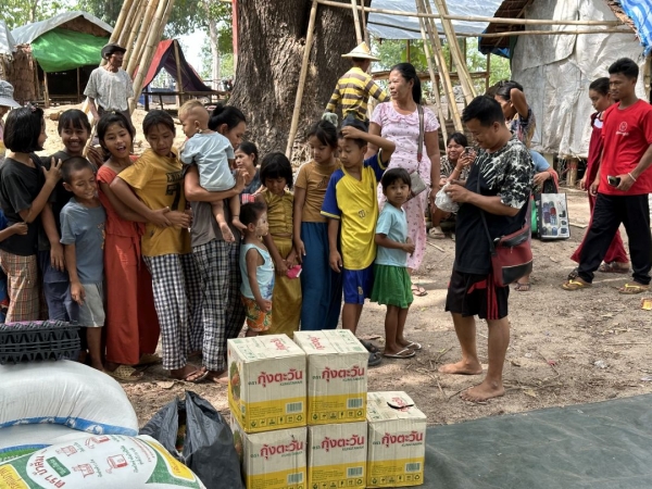 ミャンマーレポート  IDPキャンプ食糧支援 １人づつ支給品をもらいます