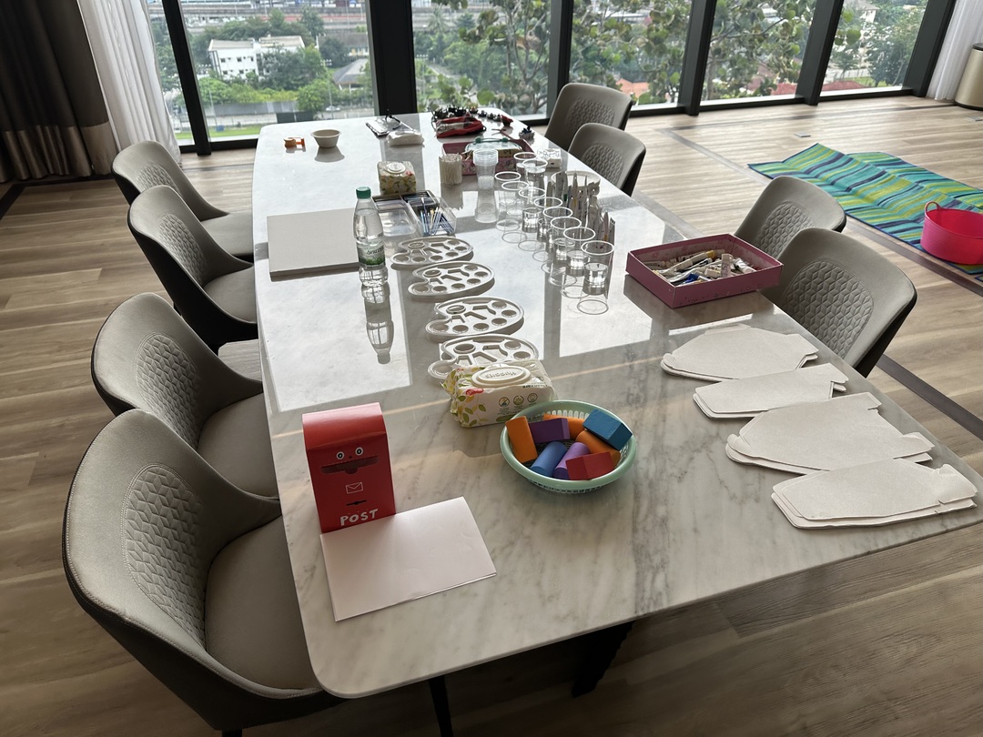 マレーシア子育てラボ お絵描き準備ができました。