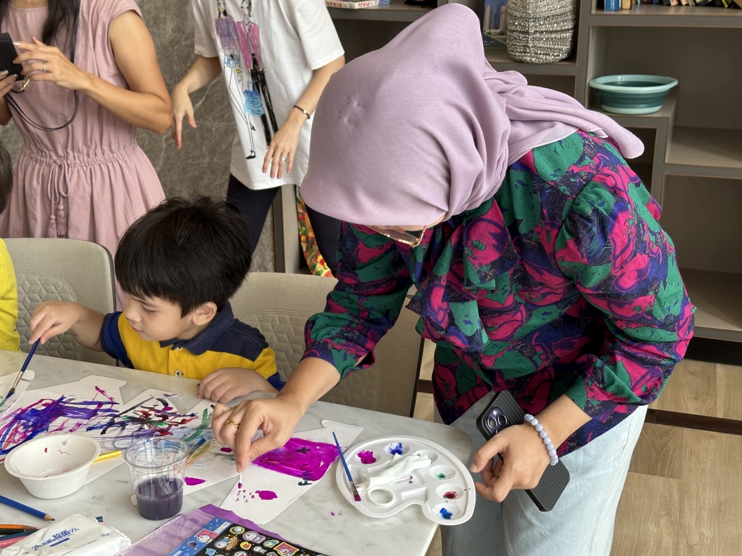 マレーシア子育てラボ　お母さんも一緒に綿棒で描いています