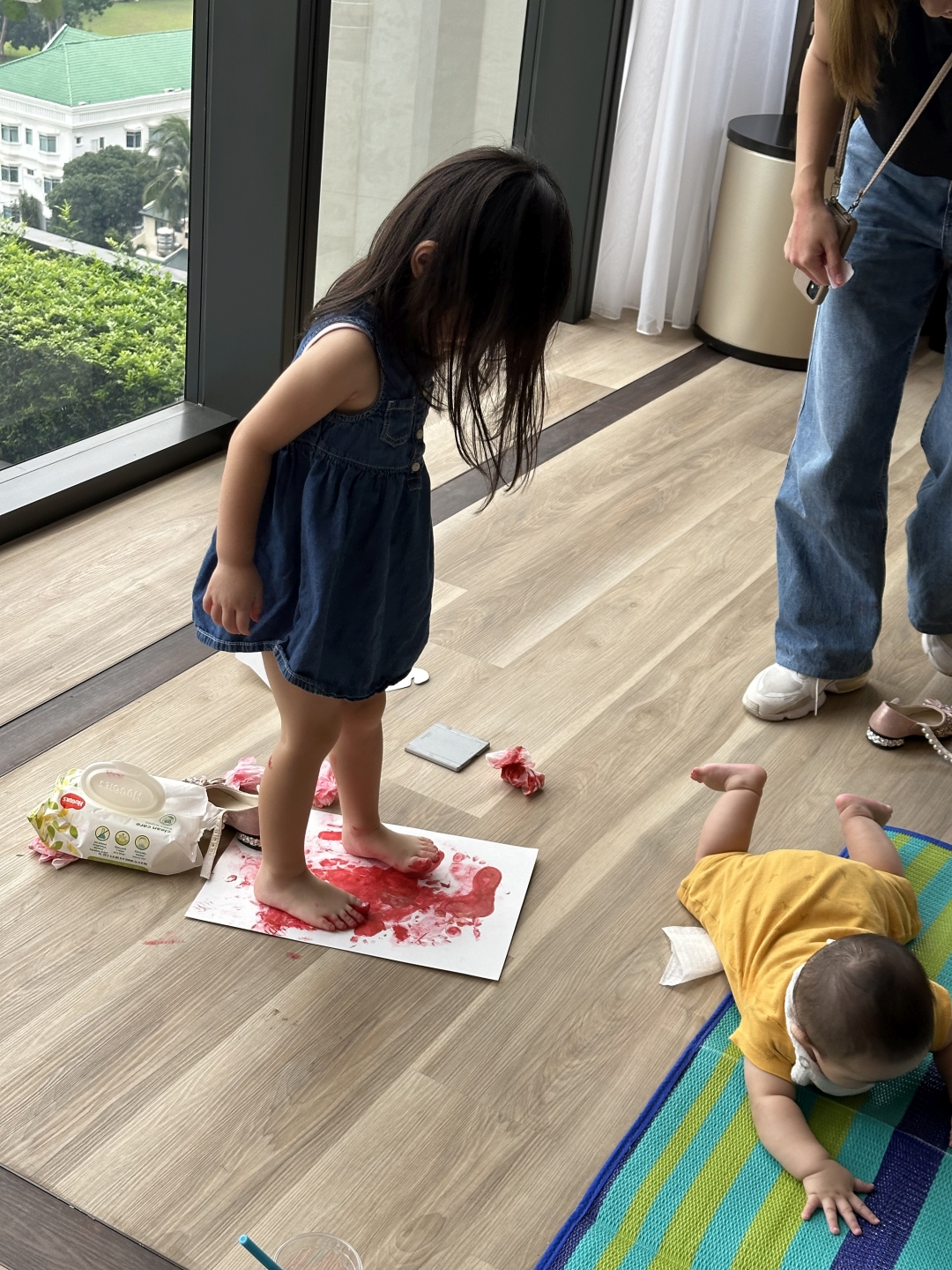マレーシア子育てラボ　小さい子は、足も使います