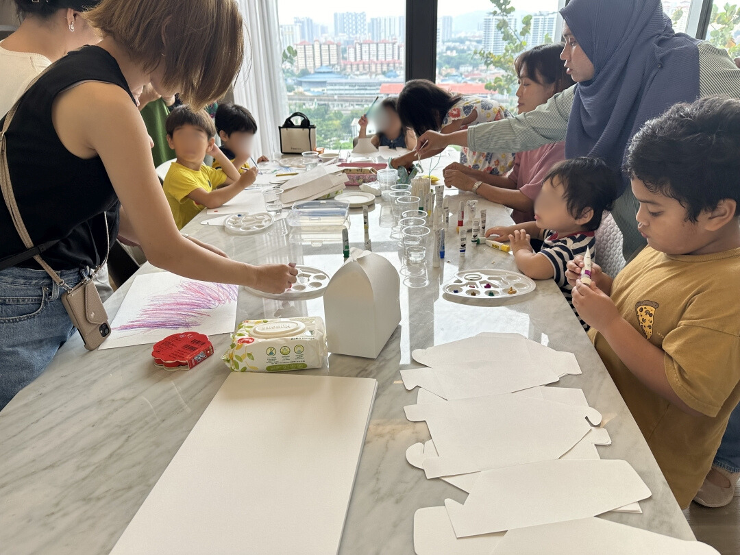 マレーシア子育てラボ　みんなでお絵描きタイム ！