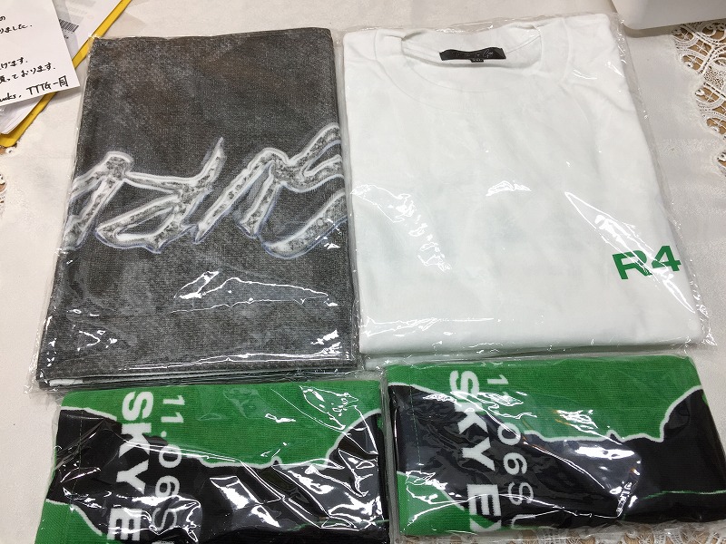 TO THE TOP GANG様より、ツアーグッズを寄付して頂きました 写真 1