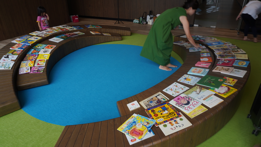 マレーシア子育てラボ　その１ ブックシェアイベント 事前準備で絵本を並べています