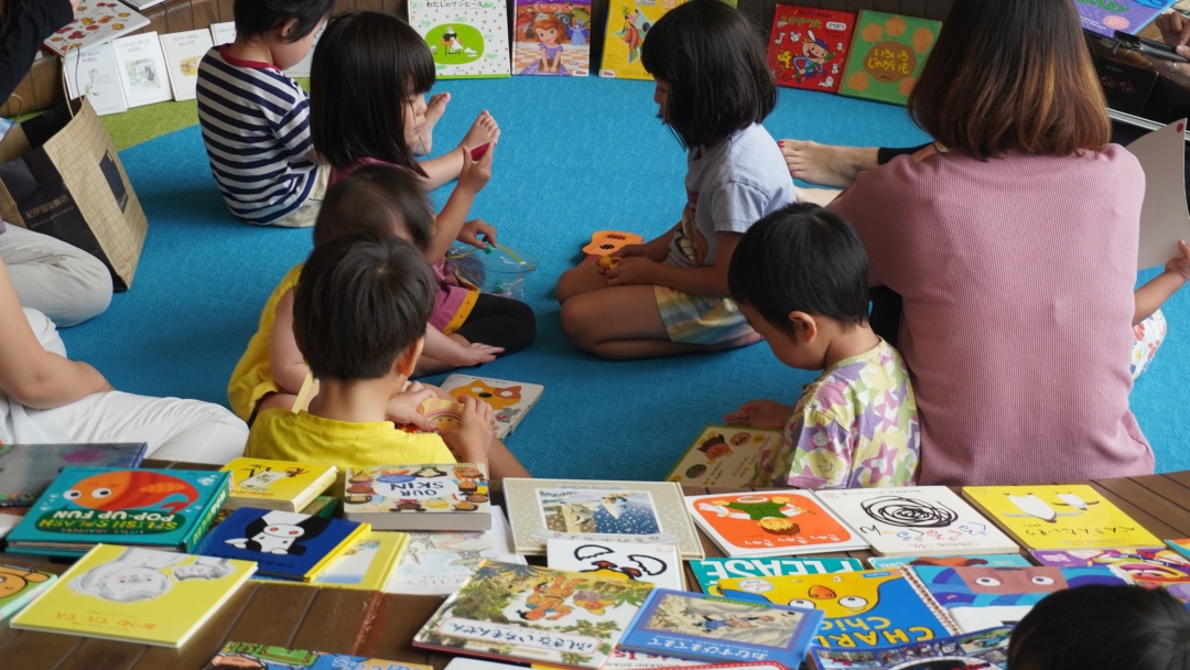 マレーシア子育てラボ　その１ ブックシェアイベント 子供たちは絵本を読んだり遊んだりしてくつろいでいます