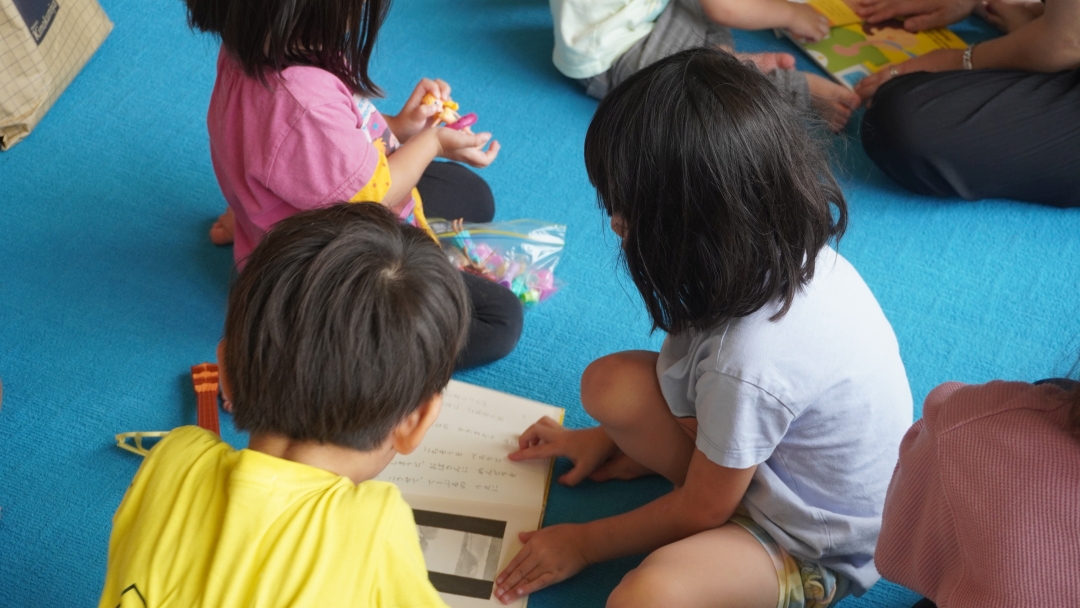 マレーシア子育てラボ　その１ ブックシェアイベント 児童書を一生懸命に読んでいます