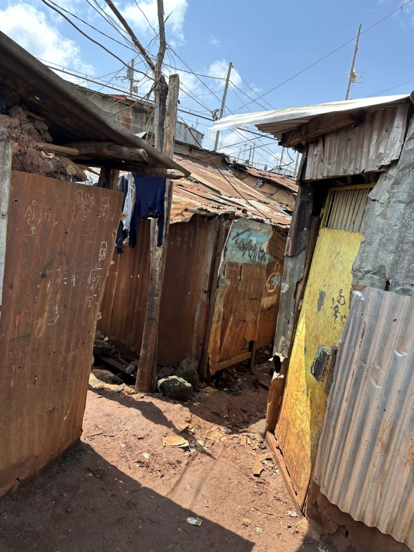キベラスラムの平均的な住宅。簡素な作りで、雨漏りなども頻繁に発生します。