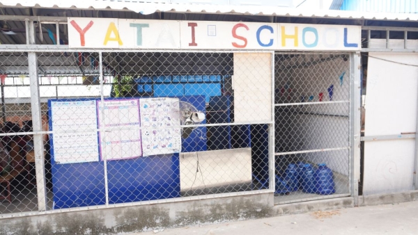 入り口、奥が教室になっています