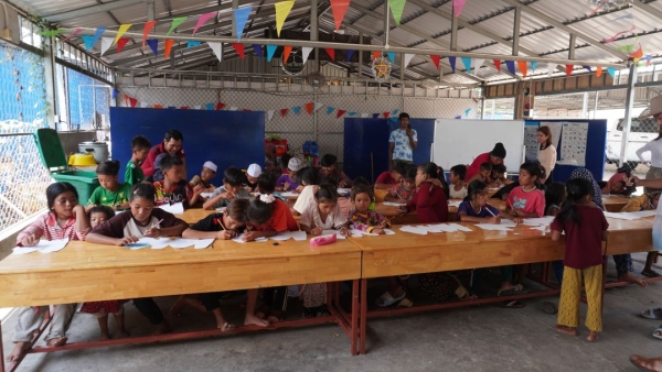 子供達でぎゅうぎゅう詰めの教室